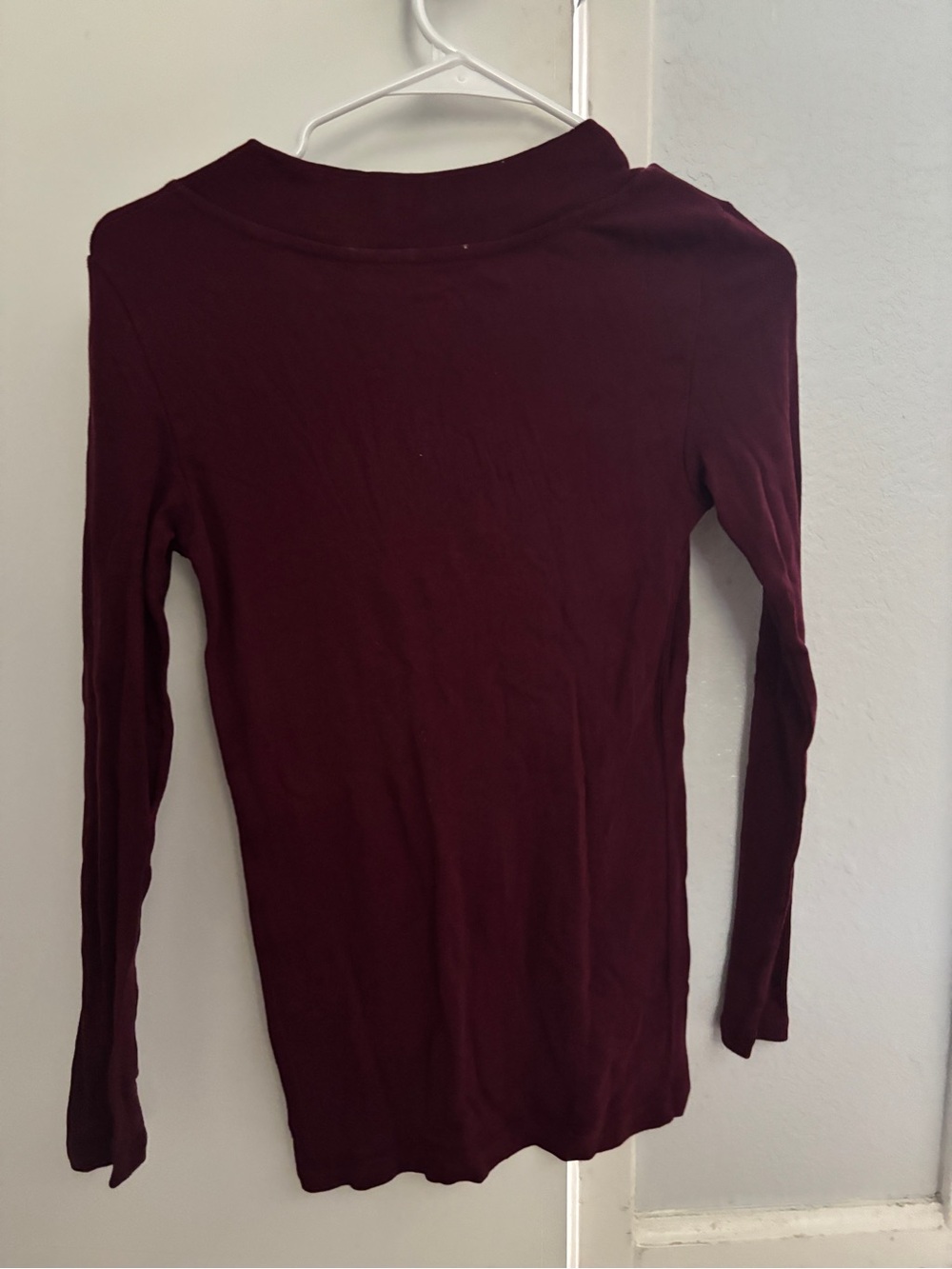 GAP Long Sleeve V-Neck Top - Picture 2 of 2